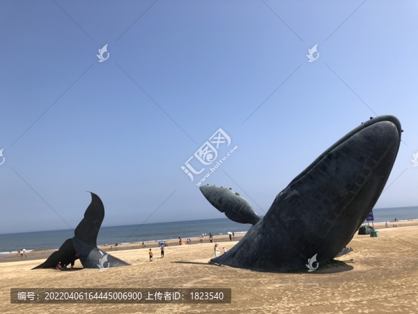 海岸上的大鯨魚雕塑