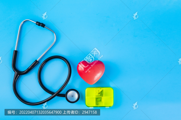 紅色愛(ài)心和聽(tīng)診器