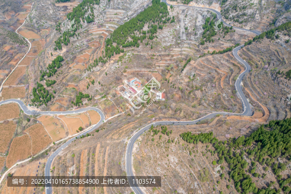 航拍濟(jì)南南部山區(qū)盤山公路