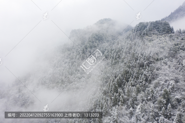 湖南湘西雪后的群山