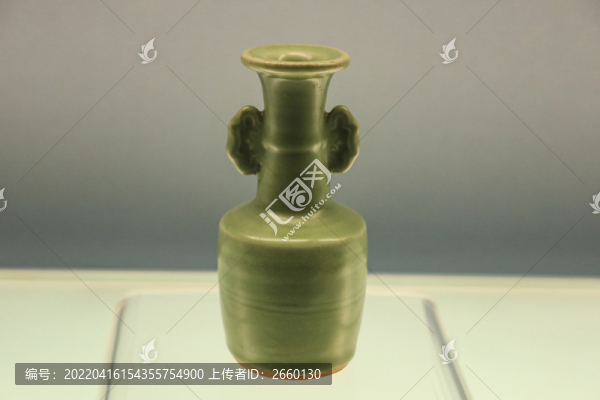 龍泉窯青釉靈芝耳瓶