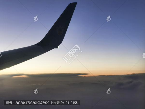 飛機(jī)上空的夕陽