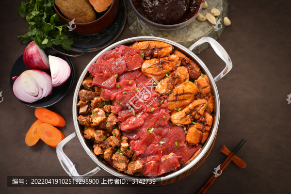 牛肉三黃雞排骨三拼燜鍋