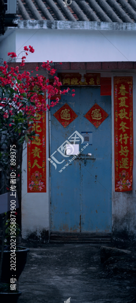 老房子貼春聯(lián)