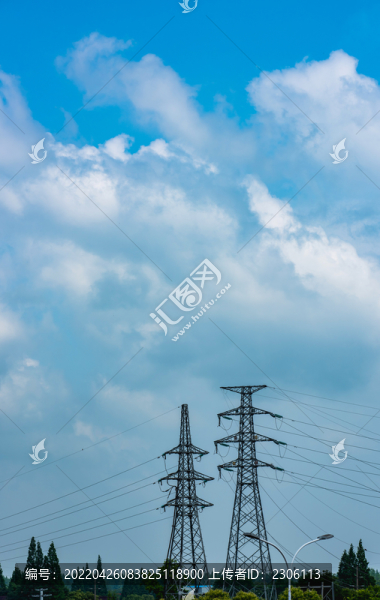 藍(lán)天白云電塔