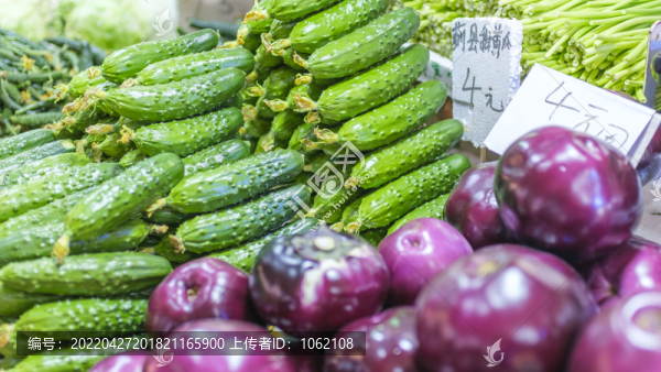 菜市場(chǎng)的黃瓜茄子