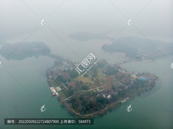 航拍霧靄中南京玄武湖公園