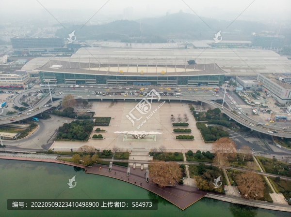 航拍霧靄中南京火車站南廣場
