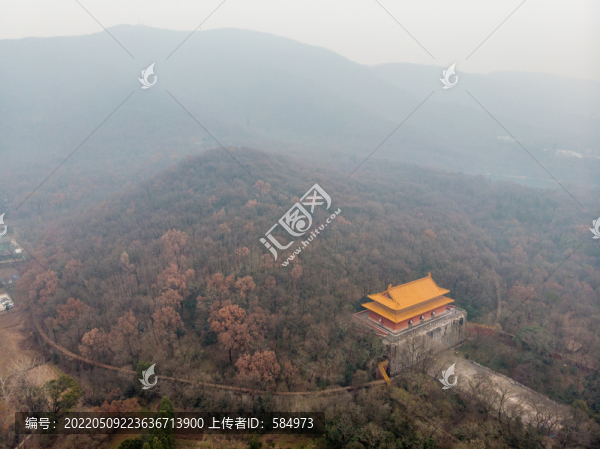 航拍霧靄中的江蘇南京明孝陵