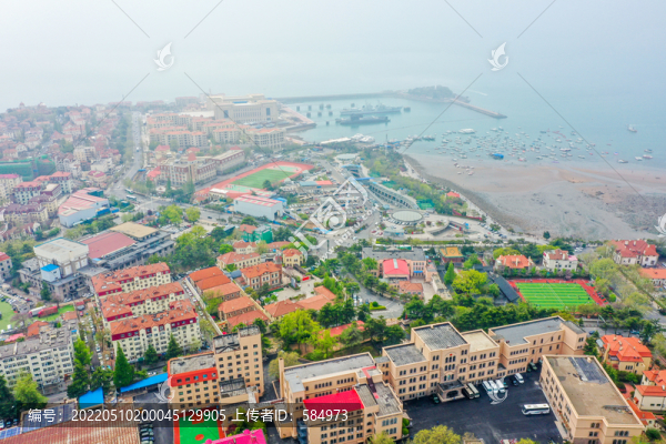 航拍青島市南區(qū)紅瓦綠樹風(fēng)光