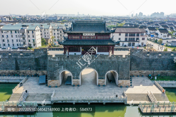 航拍江蘇蘇州古城外城河畔平門