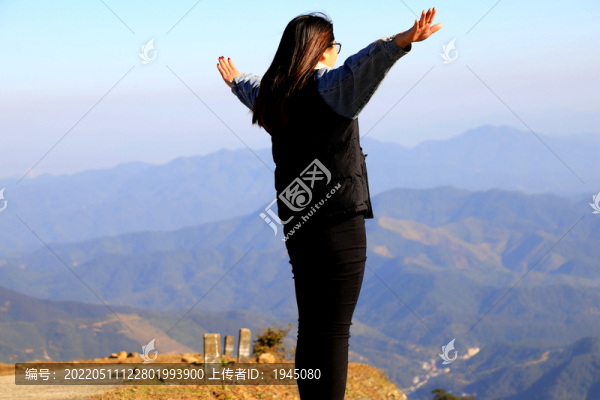 山上觀景美女