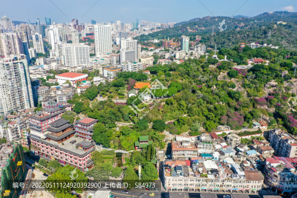 航拍福建廈門鴻山公園與鴻山寺