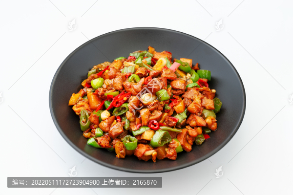 白色背景擺放的辣炒雞丁