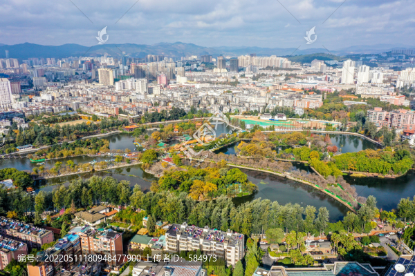 航拍云南昆明翠湖公園風(fēng)光