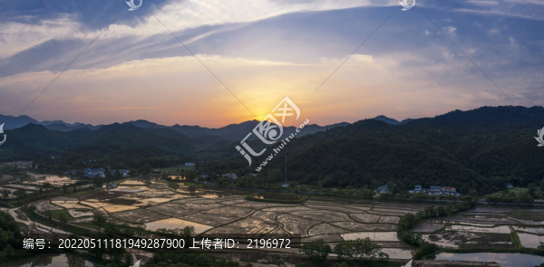 山區(qū)農(nóng)村春種時(shí)的稻田景象