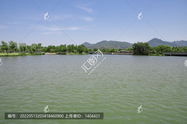 山里湖泊