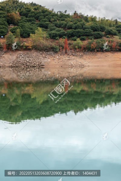 山里湖泊