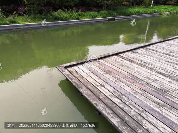 水源和木板