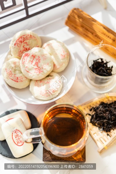 窗影前的紅茶和中式糕點(diǎn)