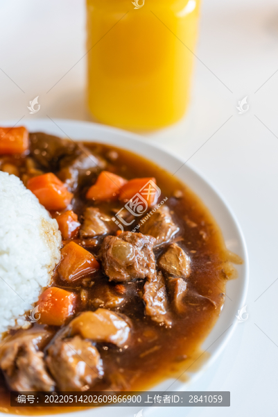 一盤(pán)胡蘿卜猴頭菇紅燒牛肉飯
