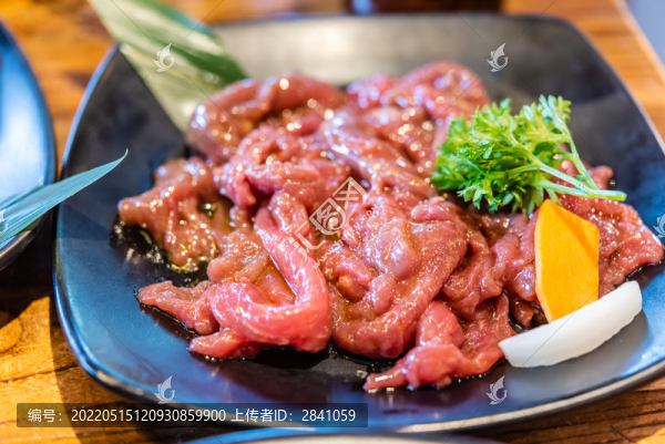 一罐腌制的生牛肉烤肉