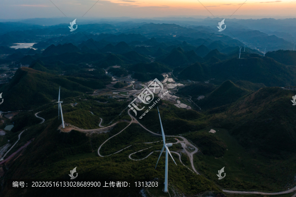 航拍湘西羊峰山風力發(fā)電機組