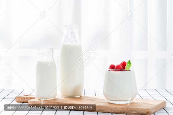 桌子上的樹莓酸奶和牛奶