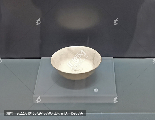 白釉貼花盤