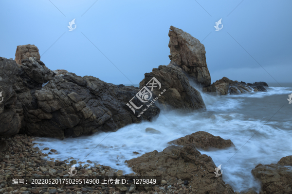退潮中的海浪礁石