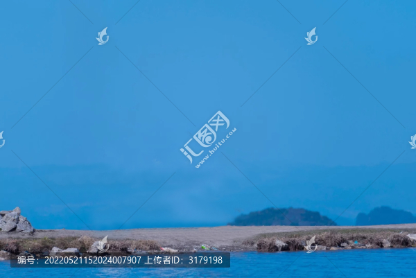 藍色湖水
