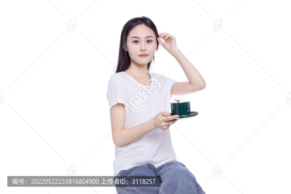 年輕的女性端著咖啡杯