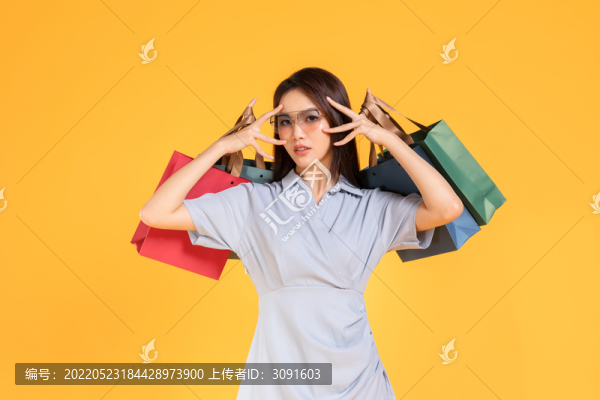 拿著購物袋逛街的時(shí)尚亞洲女孩