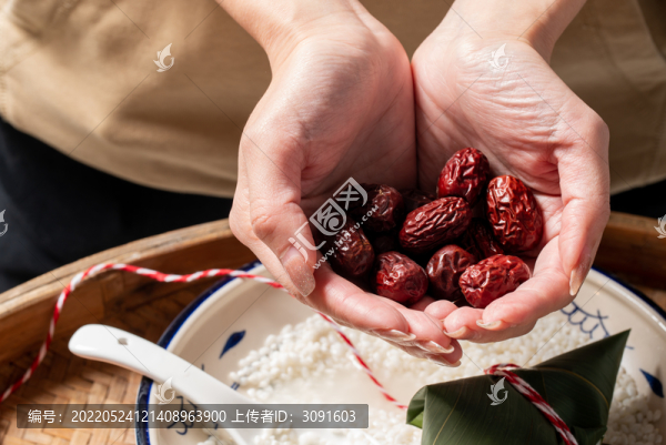 手里捧著的紅棗