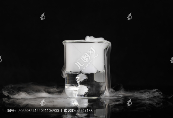 在液體里冒出霧氣的干冰