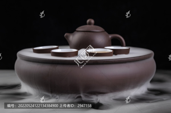 在干冰煙霧里的茶飲