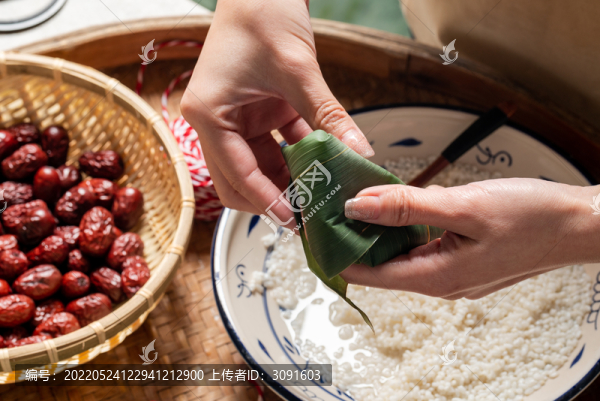 端午節(jié)包粽子