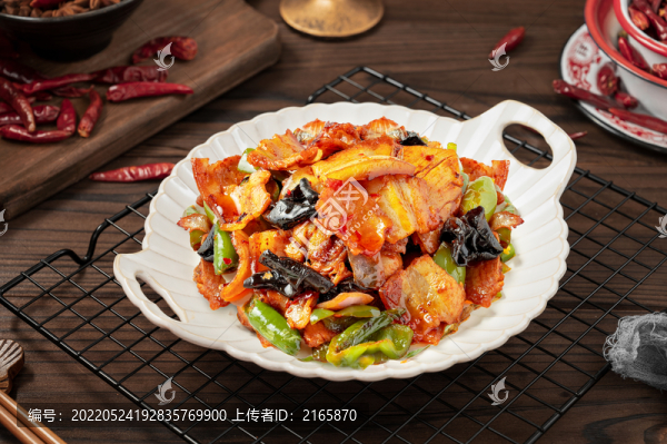 中式桌面上擺放的川味回鍋肉