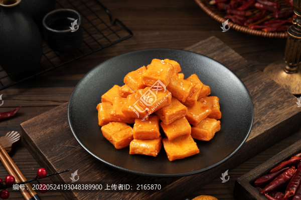 中式桌面上擺放的鹵魚(yú)豆腐