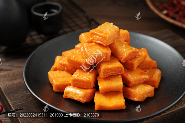 中式桌面上擺放的鹵魚(yú)豆腐