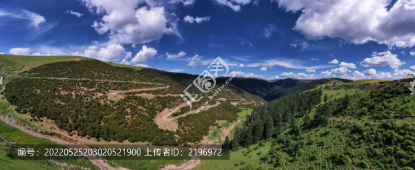 寬幅藍(lán)天白云下川西高原風(fēng)光