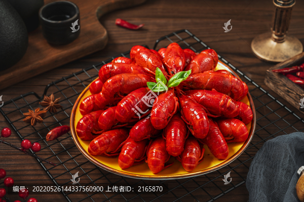 中式桌面上擺放的小龍蝦