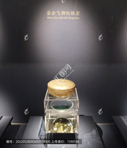鎏金飛獅紋銀盒