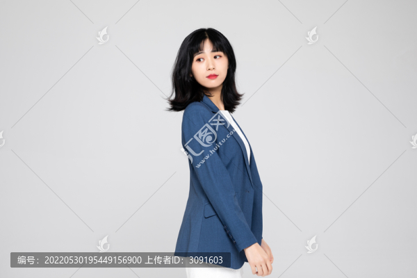 穿正裝的亞洲職業(yè)女性
