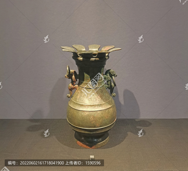 嵌錯(cuò)螭紋虎耳銅壺