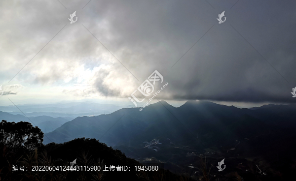 透過云層的日光