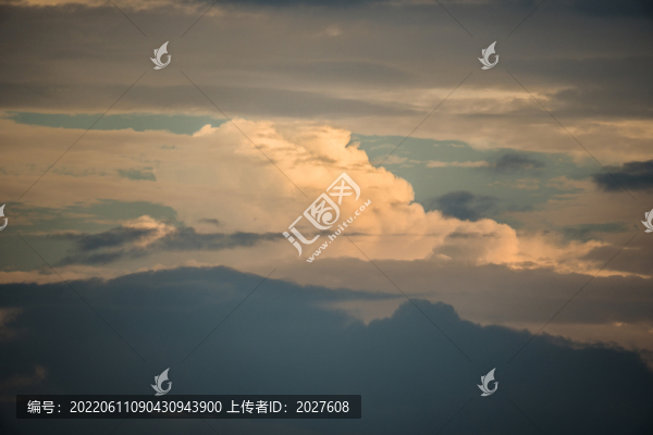 夏天梅雨季高空多彩積雨云