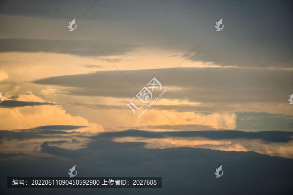 夏天梅雨季高空多彩積雨云