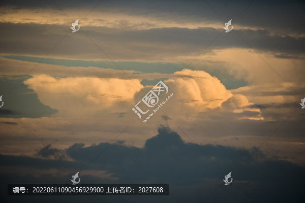 夏天梅雨季高空多彩積雨云