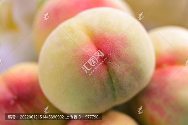 盤子里的水蜜桃